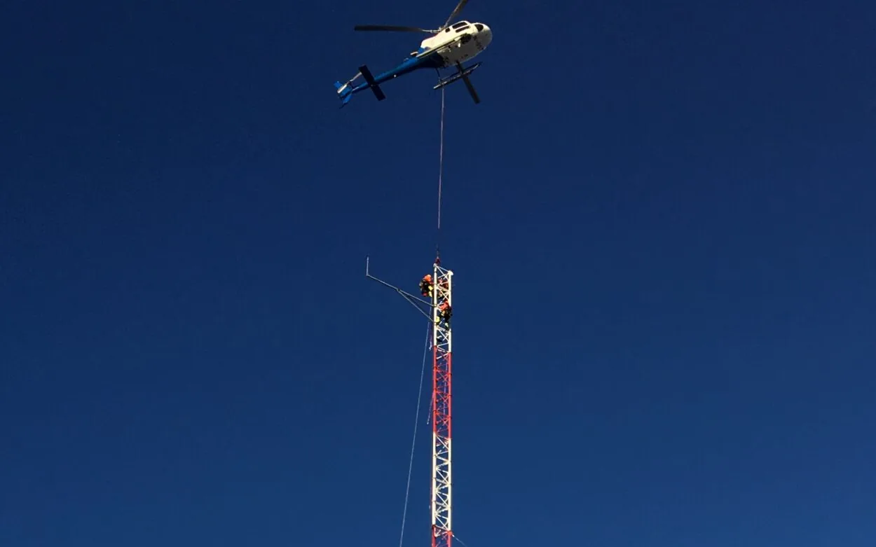 Helicopter-assisted lift during lattice met mast installation